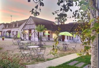 Logis H  tel du Cygne has Balcony rooms