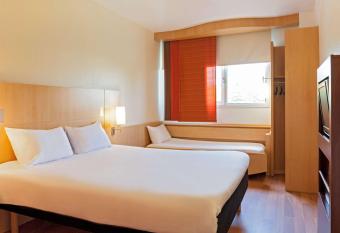 ibis Paris Porte d Italie allows 18 year olds to book a room