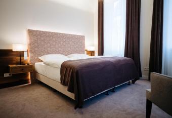 Zum M  hlenteich allows 18 year olds to book a room