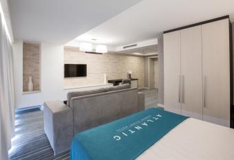 Atlantic Garden Resort has rooms with a private hot tub