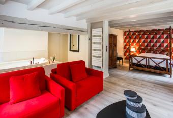 Castel Damandre has rooms with a private hot tub