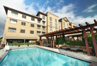 Oxford Suites Paso Robles allows 18 year olds to book a room
