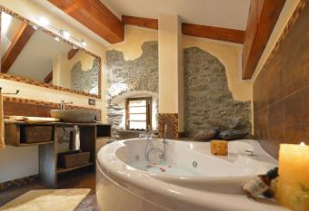 Lo Barba has Balcony rooms