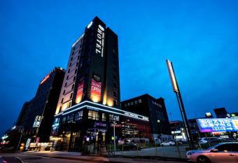 Siheung Seoul Tourist Hotel allows 18 year olds to book a room