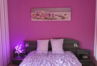 Les Glycines has Balcony rooms