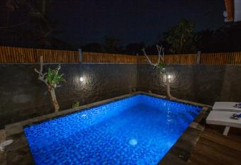 Ambengan Private Villas has rooms with a private hot tub