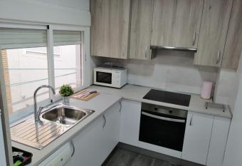 Apartamentos Dos Torres Frodo - Parking privado gratis allows 18 year olds to book a room