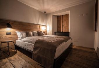 Casa Pasini-Foresteria allows 18 year olds to book a room