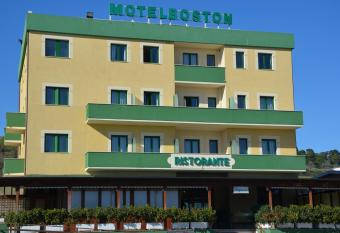 Motel Boston has Balcony rooms