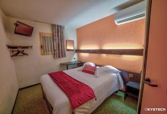 H  tel The Originals Access, Bourges Nord Saint-Doulchard allows 18 year olds to book a room