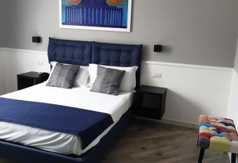 Dimorra Boutique Rooms has rooms with a private hot tub