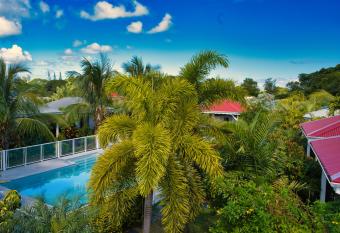 H  tel & Villa Le Cocotel has rooms with a private hot tub