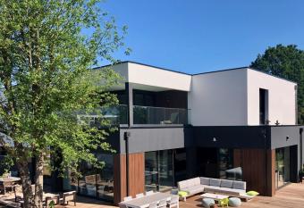 H  TELYA - Lille Villeneuve d Ascq allows 18 year olds to book a room