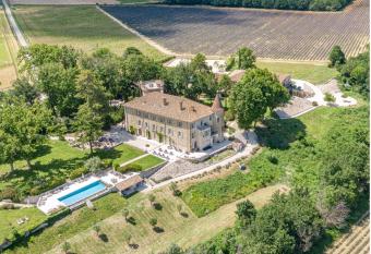 Ch  teau Les Oliviers de Salettes allows 18 year olds to book a room