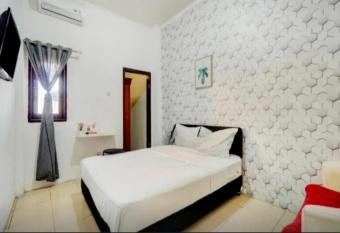RedDoorz near Plaza Araya Malang allows 18 year olds to book a room