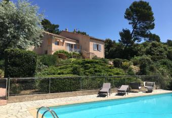 Leis Arbouso has Balcony rooms