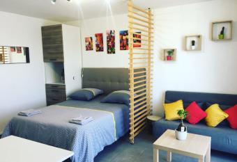 Suite Ath  na - Melun gare RER - Balcon et parking has Balcony rooms