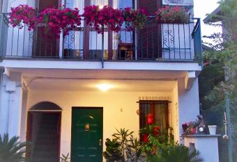 CASA DEI FIORI has Balcony rooms