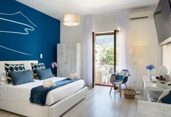 Les Suites des Tout le Monde has Balcony rooms