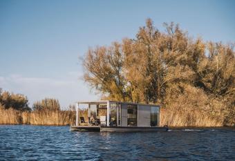 AquaHome - Bijzonder overnachten in de Biesbosch allows 18 year olds to book a room