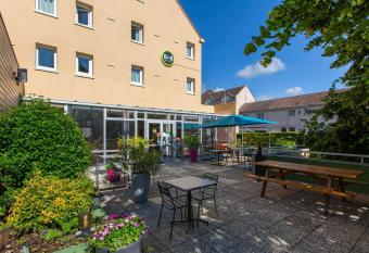 B&B HOTEL Chartres Centre Cath  drale allows 18 year olds to book a room