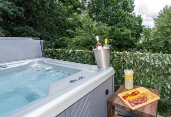 Hot Tub Wifi Gym Firepit Kitchen has Balcony rooms