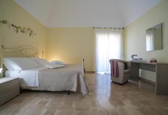 Flowers apartments & rooms has Balcony rooms