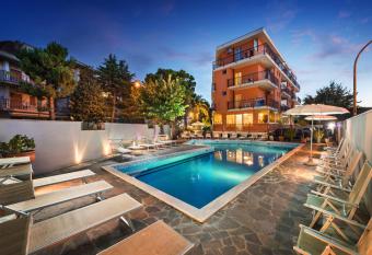 Hotel Fenix has Balcony rooms