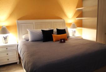 Hotel Boutique La Rioja has rooms with a private hot tub