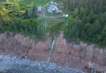 North Shore Retreat - OFF-GRID - OCEANfront has Balcony rooms
