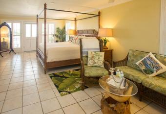 Windemere Inn by the Sea has rooms with a private hot tub