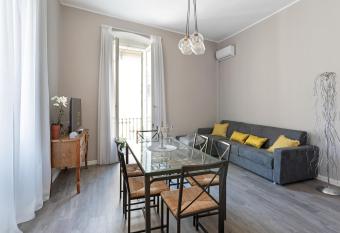 Vittoria Corner - byMyHomeInComo allows 18 year olds to book a room