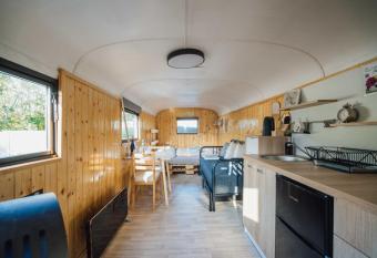 Maringotka Ol  vie v Ivan  ic  ch has Balcony rooms