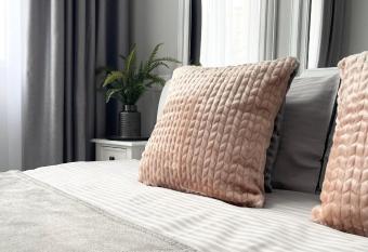 Apartment Studio PARIS 92 allows 18 year olds to book a room