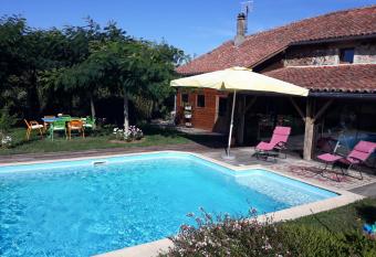 Les Hauts de Villeloubeix has Balcony rooms