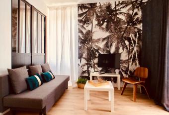 L appartement de L  a - Le Puy du Fou allows 18 year olds to book a room