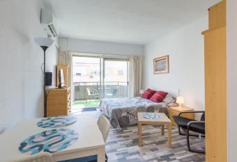 Confortable Estudio con Terraza, vistas a la monta  a, mar y mas allows 18 year olds to book a room