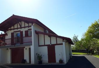 Appartement en rez de chaussee de maison has Balcony rooms