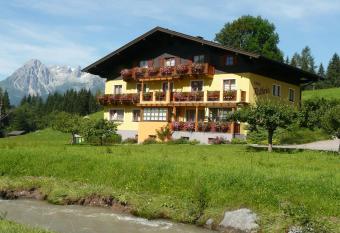 Haus Kathrin has Balcony rooms