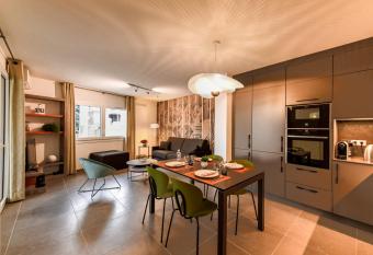 L Estrade La Costi  re - 2 chambres avec vue sur le Lac PDJ en option allows 18 year olds to book a room