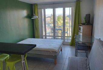 Studio Fr  jus 1-4 Pers avec Parking priv   Residence 2km mer & base nature has Balcony rooms