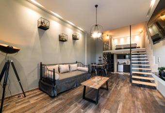 OINOELIA LUXURY SUITES & RESIDENCE has Balcony rooms