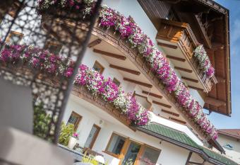 Hotel Sch  nblick has Balcony rooms