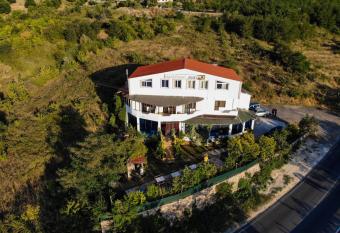 Joni Restaurant has Balcony rooms