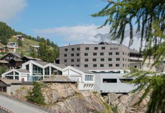 wellnessHostel4000 allows 18 year olds to book a room