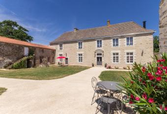 Ch  teau de la Voirie - Chambres d h  tes has Balcony rooms