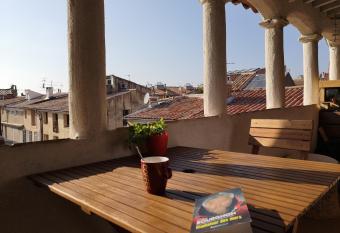 Toits Vieil - Appartement de charme avec terrasse d exception Aix-en-Provence allows 18 year olds to book a room