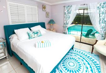 In the Heart of Naples King Suite with Lake & Pool has Balcony rooms