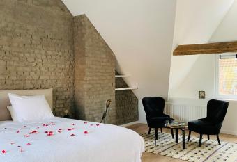 Zitoun allows 18 year olds to book a room