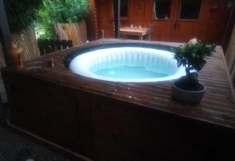 Chalet avec spa    Libourne proche St-Emilion has Balcony rooms